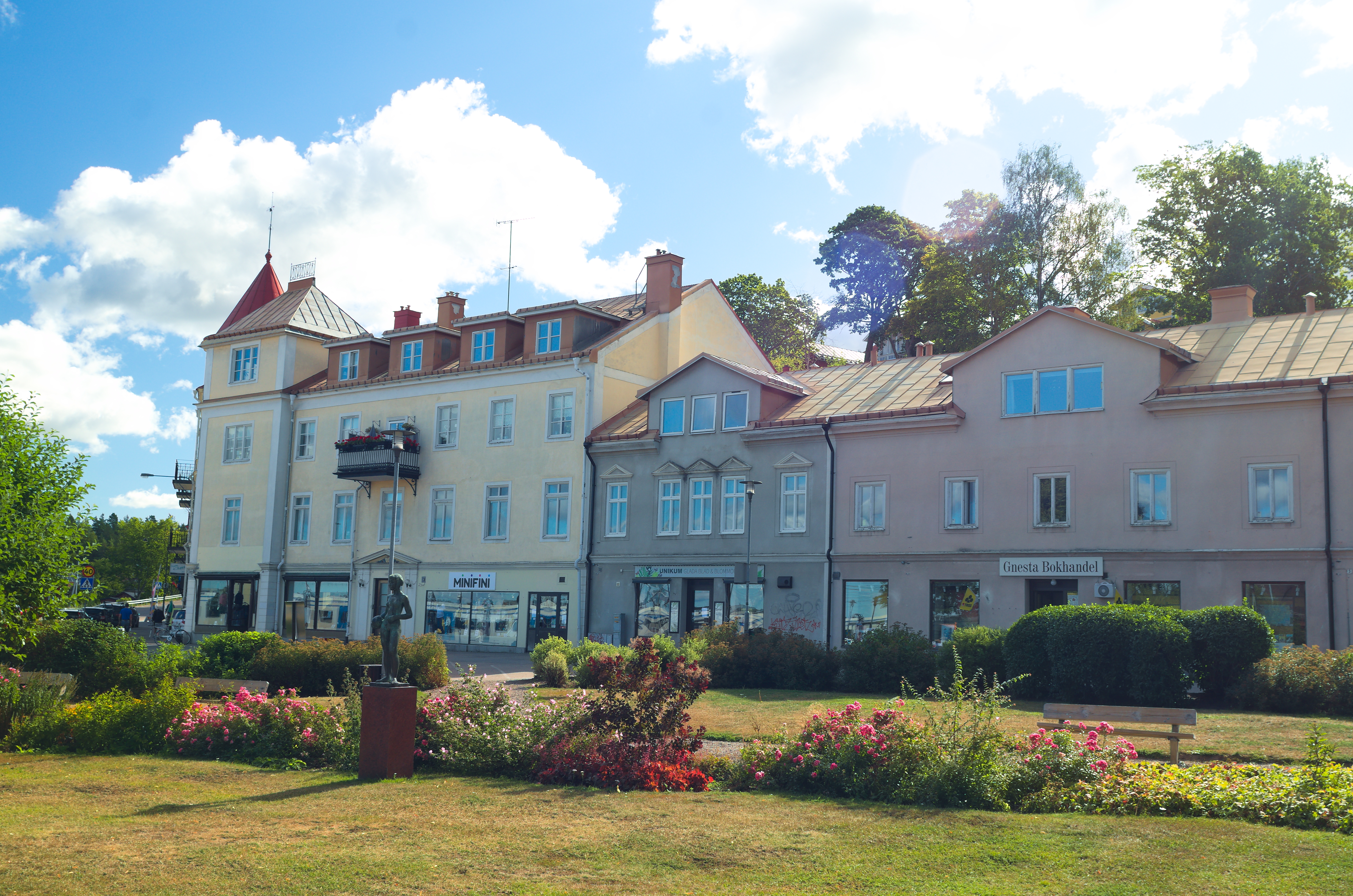 Bild på fastigheter och ett torg