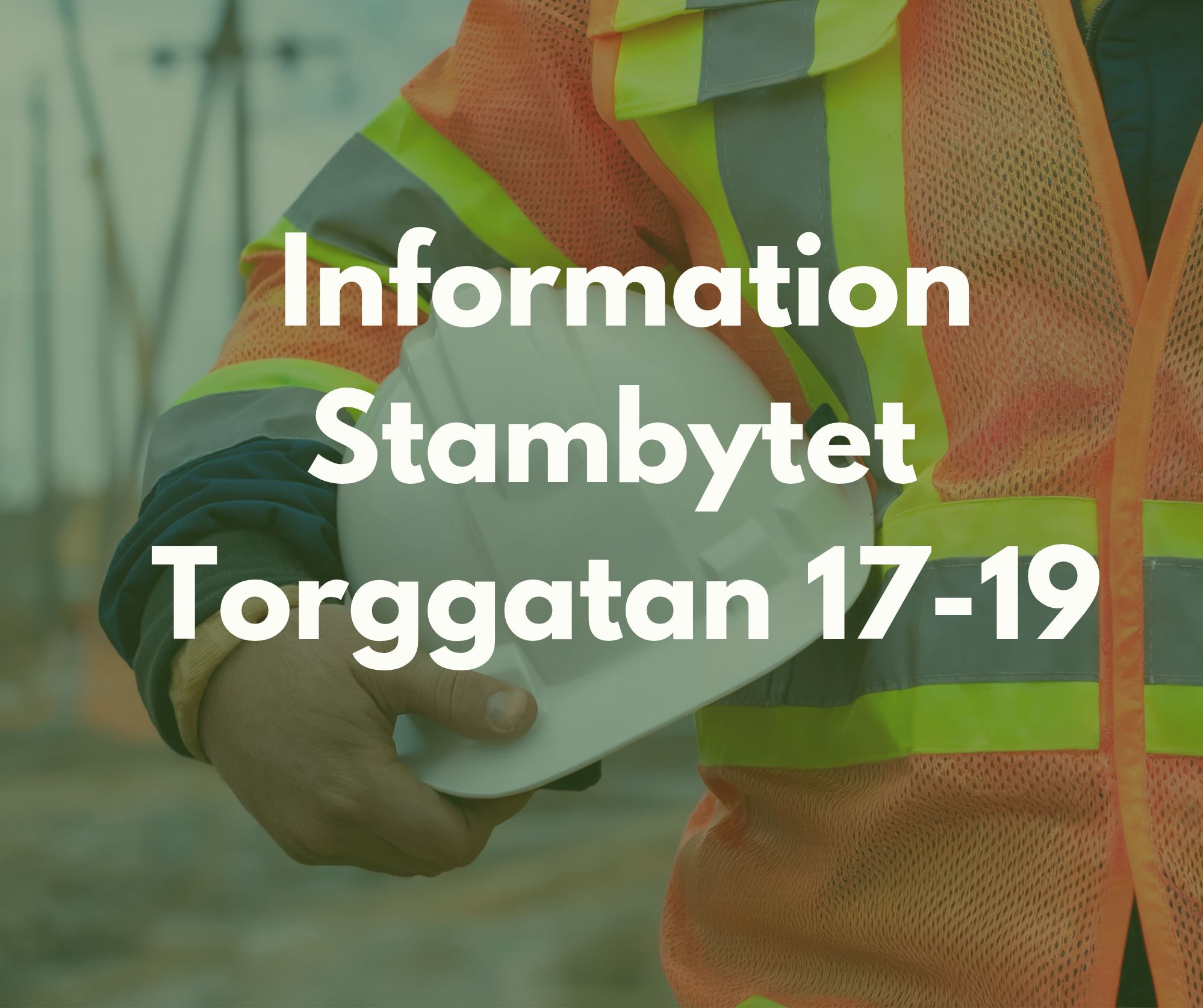 byggarbetare håller i en hjälp i varsellväst