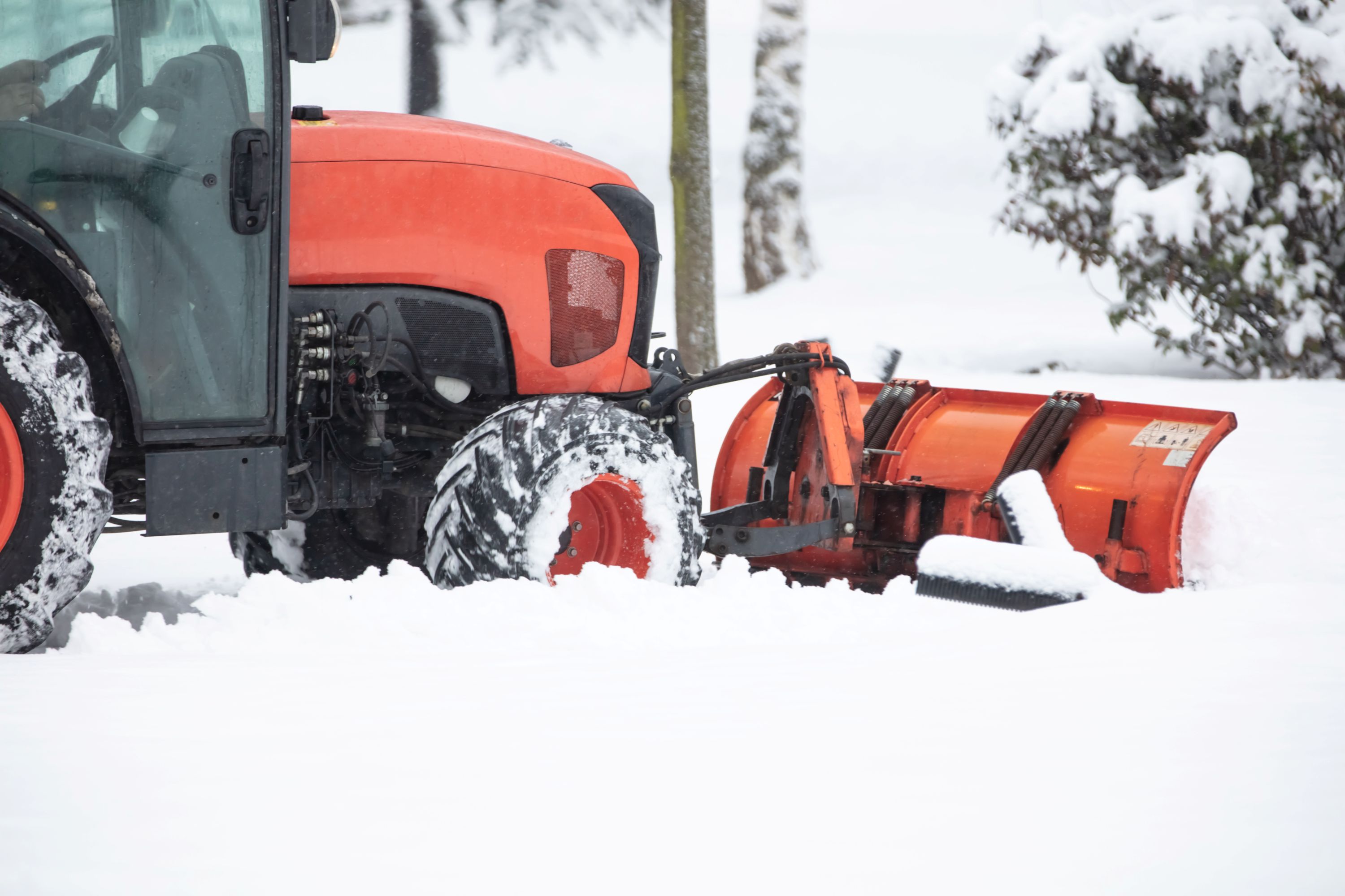 Bild på en traktor som plogar snö