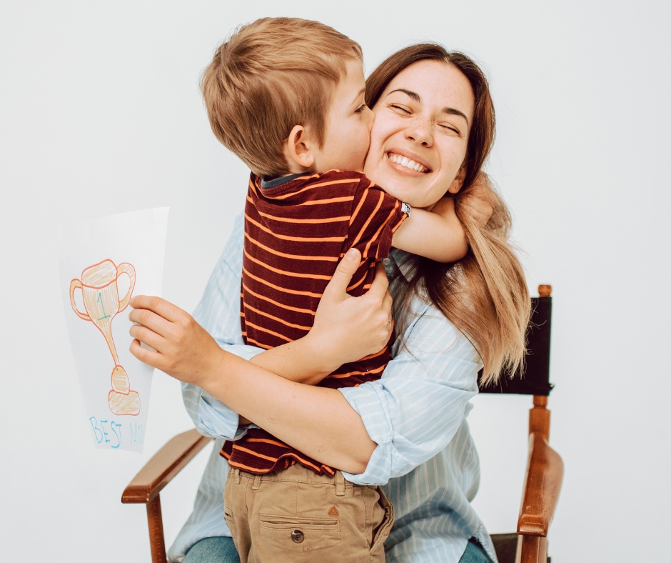 pojke som kramar sin mamma