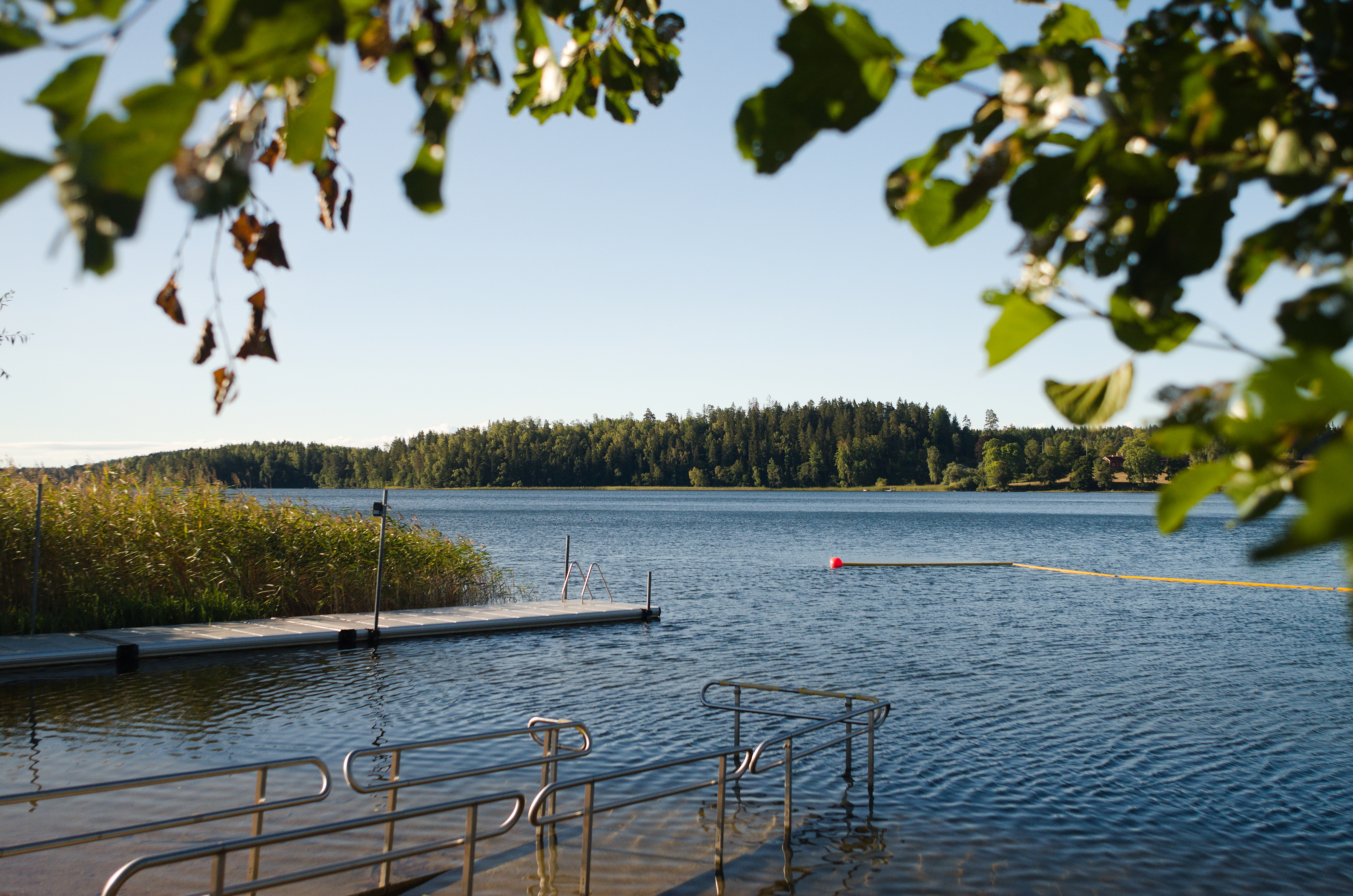 Bild på en sjö och en brygga