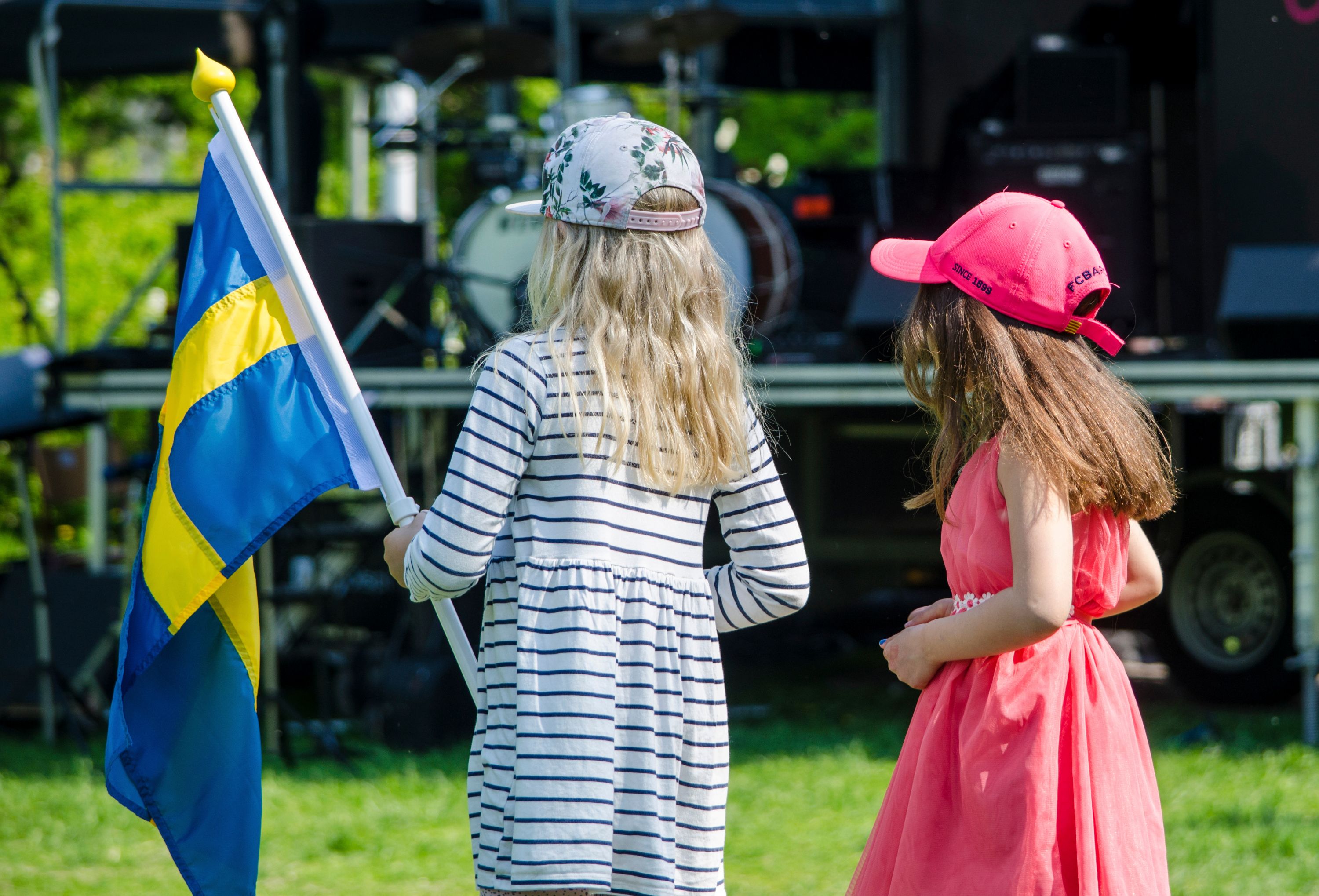 Bild på två barn som håller i en Sverige flagga