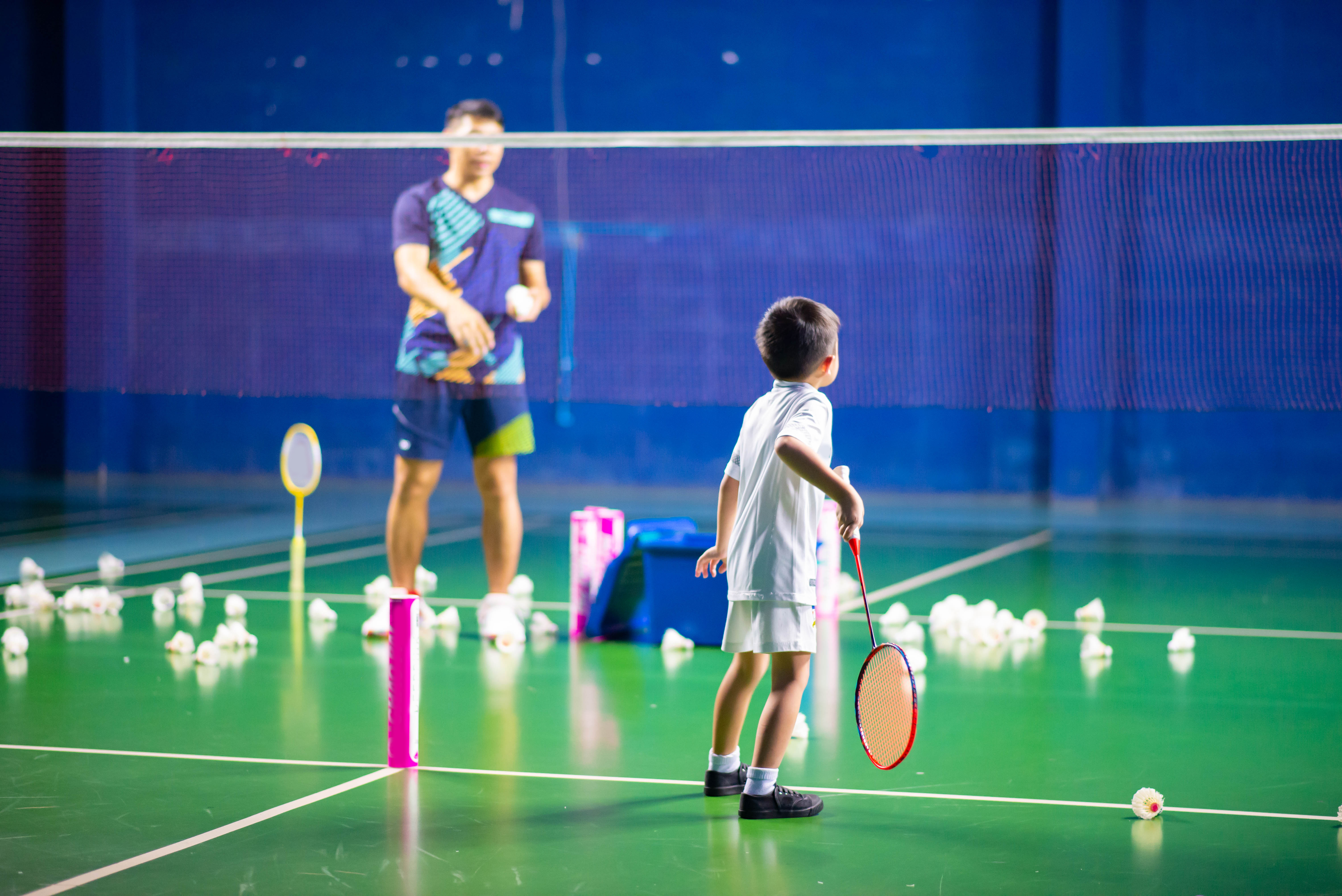 Bild på ett barn som spelar badminton