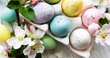 Bild på målade ägg och körsbärsblommor